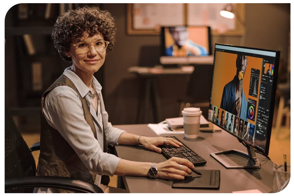 Pessoa no computador. 