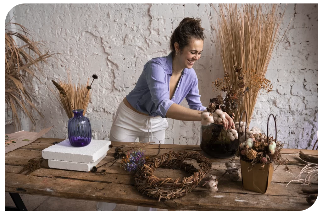 Mulher fazendo arranjos decorativos. 