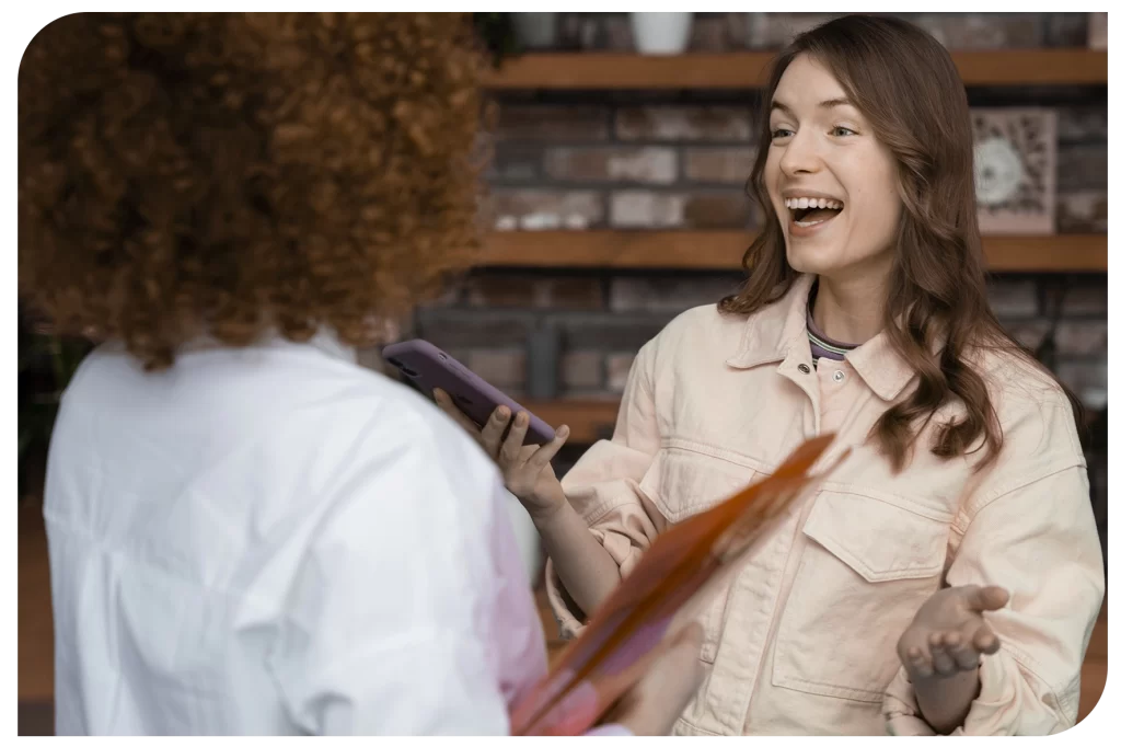 Pessoas conversando em uma loja.