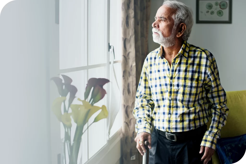 terceira-idade-homem-idoso-olhando-pela-janela terceira-idade-homem-idoso-olhando-pela-janela
