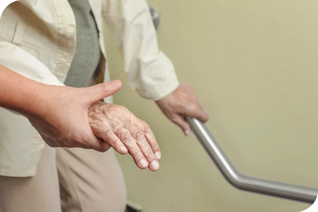 terceira-idade-idosa-segurando-barra terceira-idade-idosa-segurando-barra
