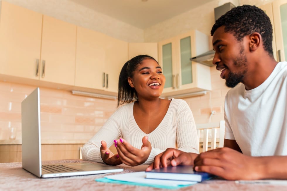 fgts futuro familia conversando na cozinha stanza