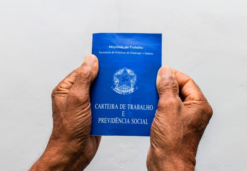 fgts futuro maos segurando carteira de trabalho stanza