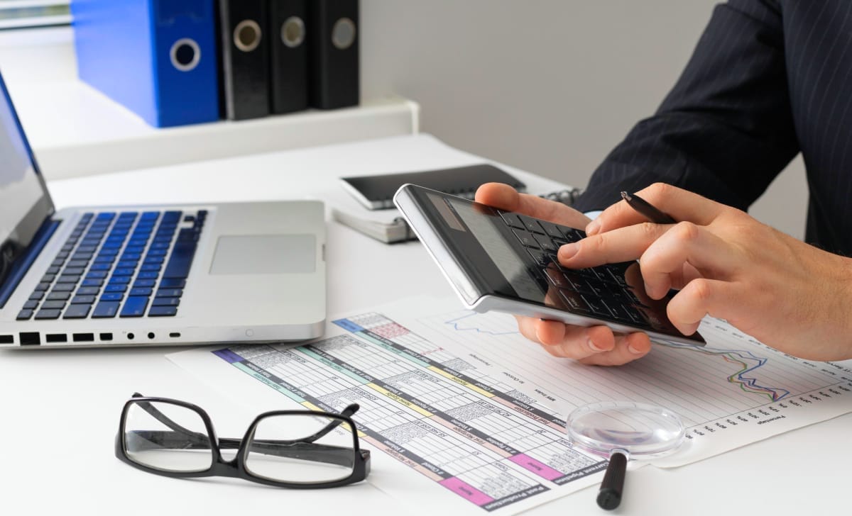 fgts futuro pessoa fazendo conta na calculadora stanza