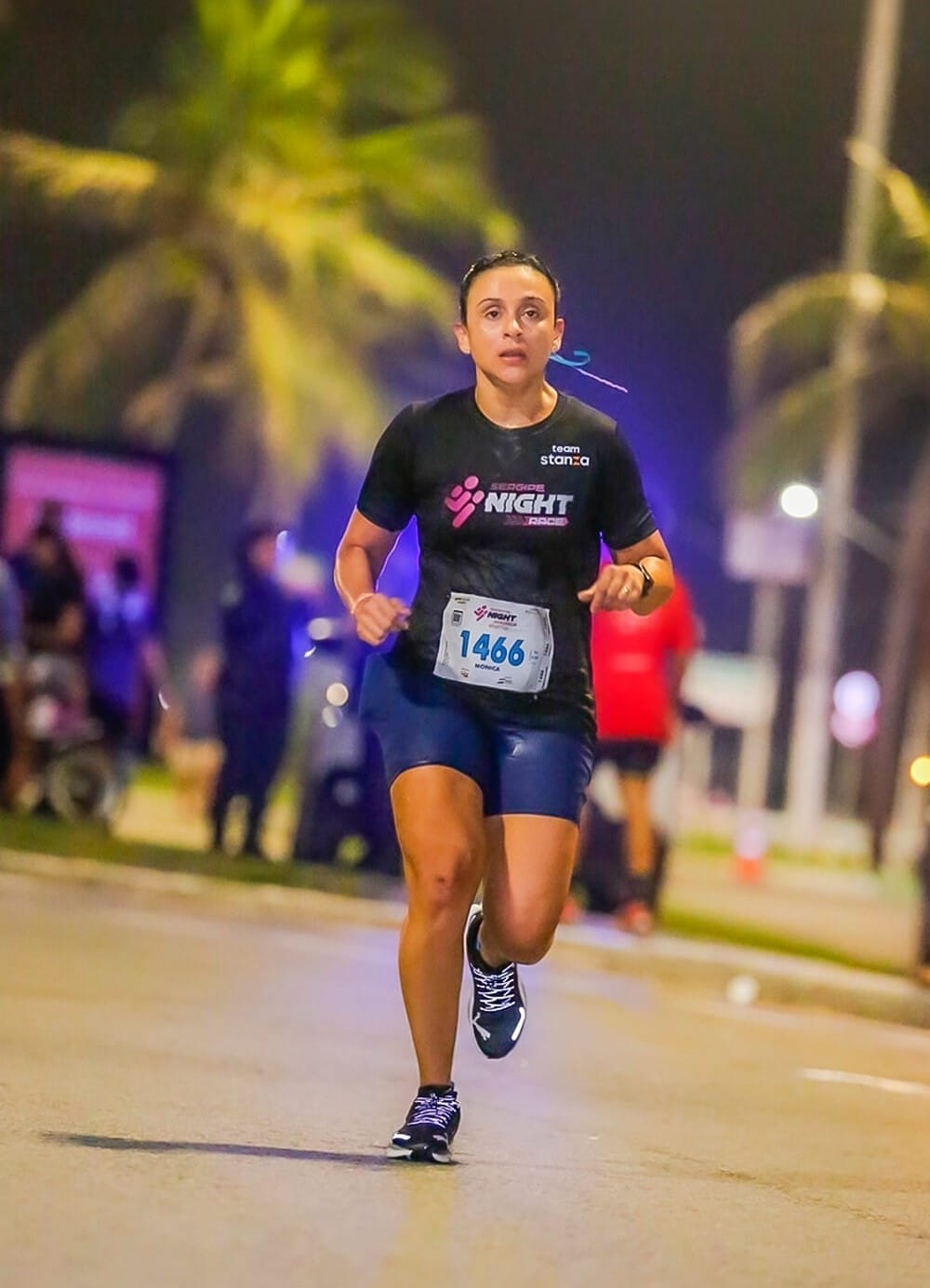 Colaboradora Mônica Valéria correndo pelo Time Stanza na Sergipe Night Race 2024 colaboradora monica valeria correndo pelo time stanza na sergipe night race