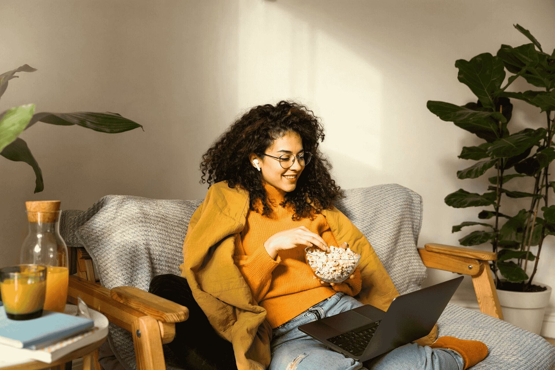 jovem sorrindo sorrindo morando sozinha